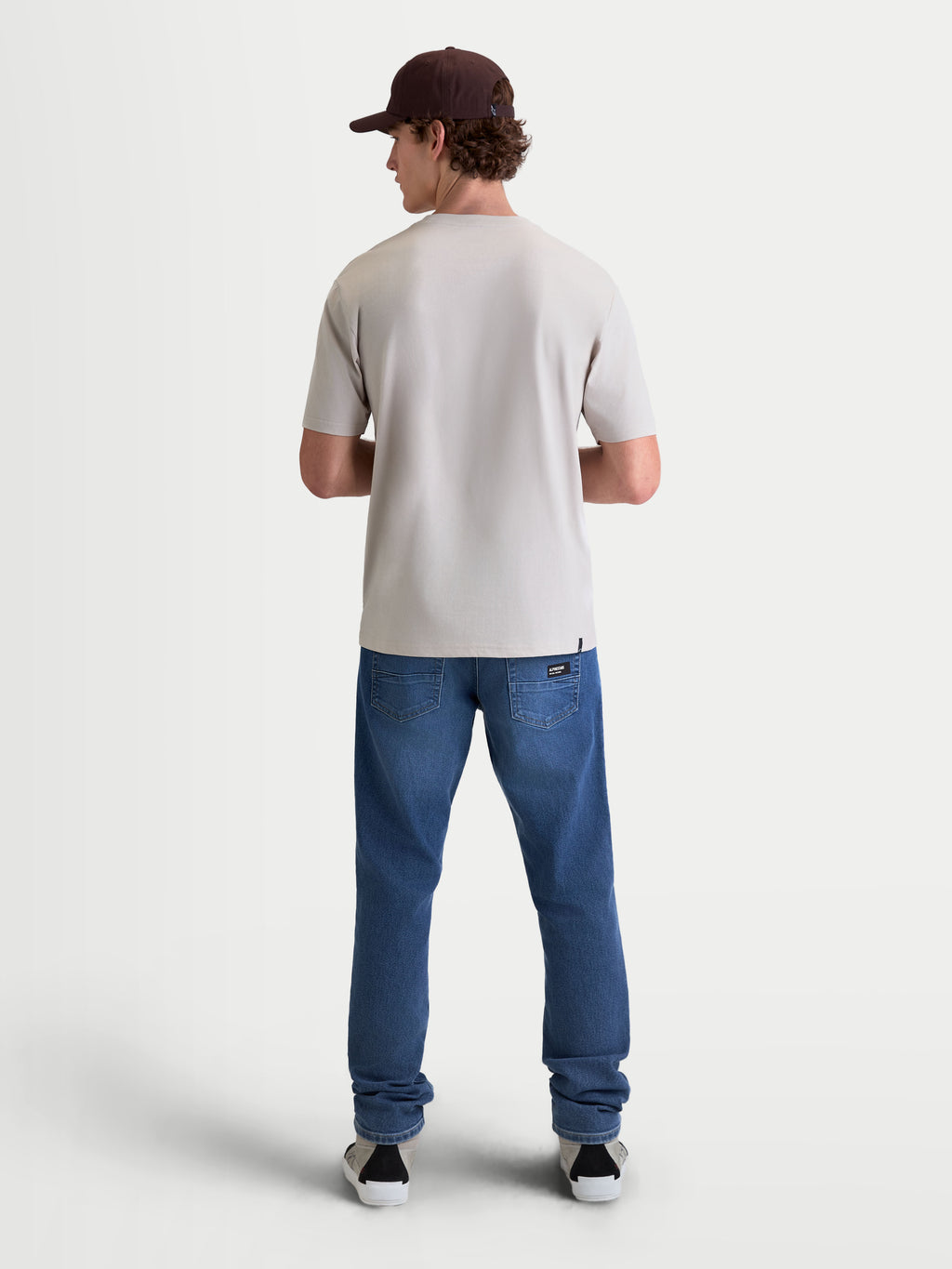 Alpinestars Elliptogrit CSF, camiseta de mangas cortas para hombre en color gris cemento, vista posterior sobre modelo, confeccionada en una mezcla de algodón y poliéster para un estilo casual de ropa deportiva inspirado en el motorsport.