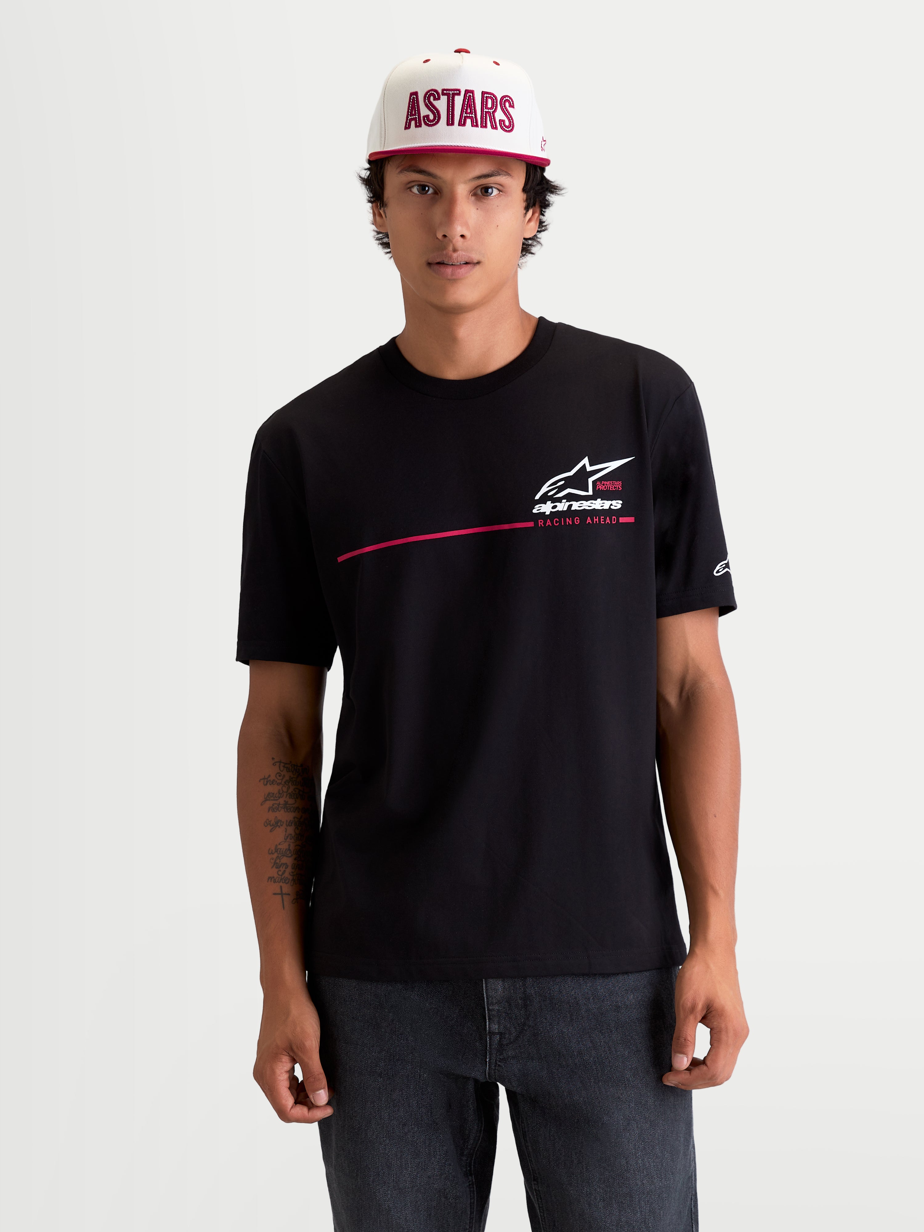 Alpinestars Camiseta P1 CSF, camiseta de mangas cortas, negra con logotipo Astars y raya de competición en blanco y rojo, gráfico 'Racing Ahead', ropa deportiva casual, vista frontal en modelo