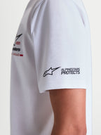 Alpinestars Camiseta P1 CSF, camiseta de mangas cortas blanca, detalle en primer plano del logotipo Alpinestars Protects en la manga, confeccionada en mezcla de algodón y poliéster, ropa casual de estilo motorsport