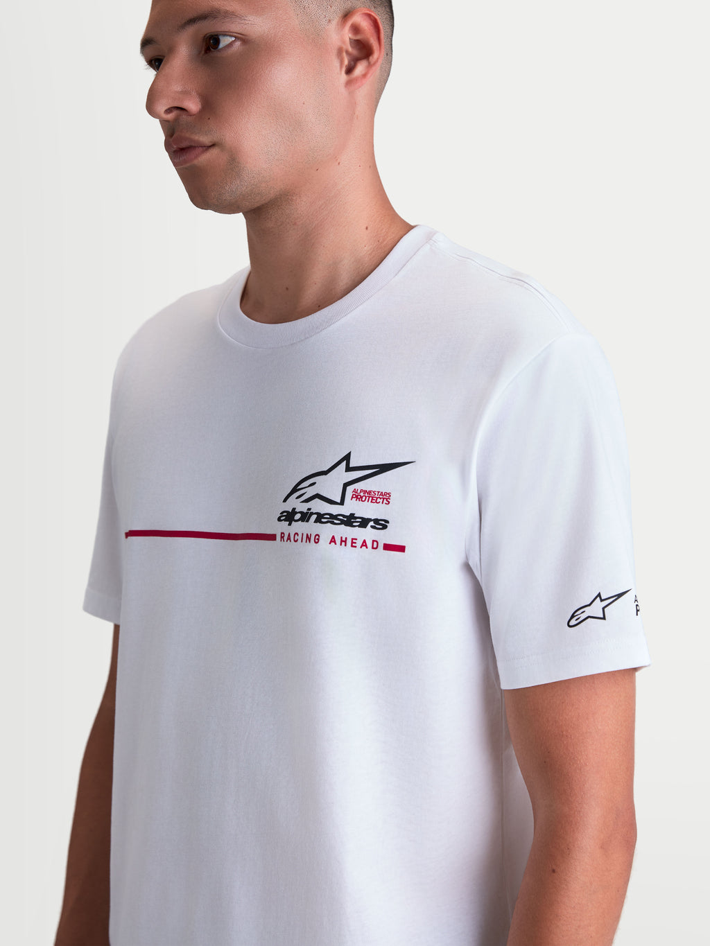 Alpinestars Camiseta P1 CSF, camiseta de mangas cortas blanca, con logotipo de raya de competición en negro y rojo, logotipo Astars en el pecho y en la manga, ropa deportiva de estilo casual