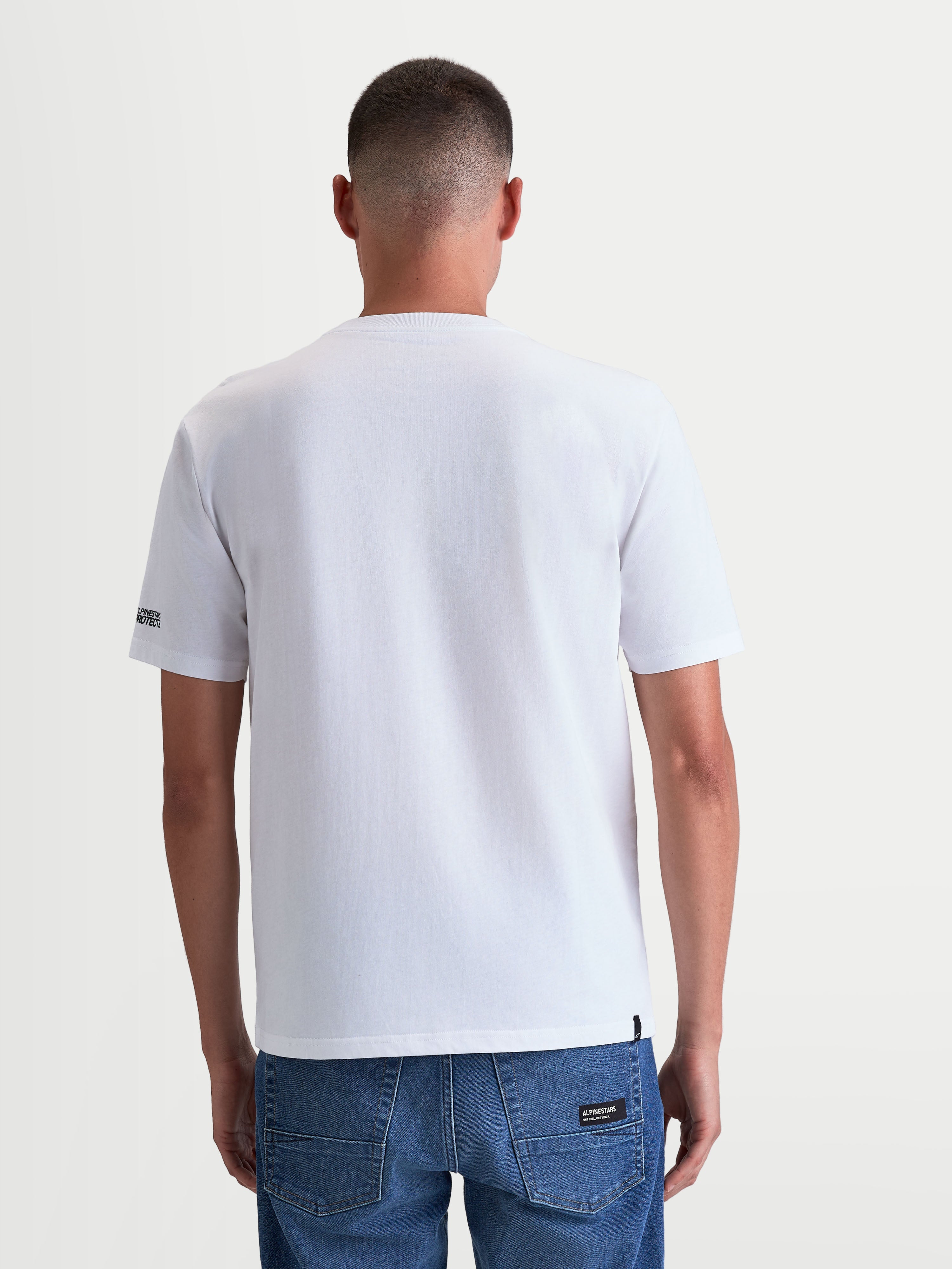 Alpinestars camiseta P1 CSF, camiseta de mangas cortas para hombre, blanca, vista trasera en modelo, ropa deportiva de estilo motorsport casual