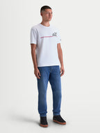 Alpinestars P1 CSF, camiseta de mangas cortas, ropa deportiva para hombre, blanca con gráfico frontal de raya de competición en negro y rojo, mezcla de algodón y poliéster, modelo vistiendo la prenda