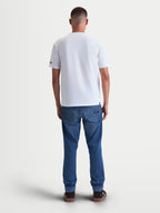 Alpinestars P1 CSF, camiseta de mangas cortas de estilo motorsport, blanca, unisex, vista trasera en modelo, confeccionada en mezcla de algodón y poliéster