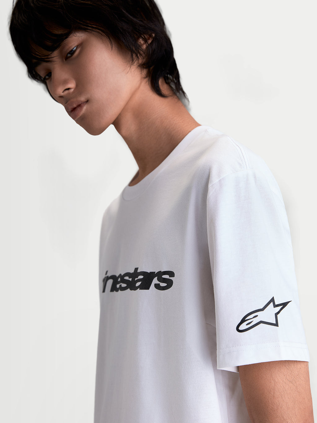 Alpinestars camiseta Race Wordmark CSF, camiseta de mangas cortas blanca y negra, ropa deportiva casual con logotipo Ageless en la manga y estampado frontal, vista lateral en modelo