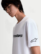 Alpinestars camiseta Race Wordmark CSF, camiseta de mangas cortas blanca y negra, ropa deportiva casual con logotipo Ageless en la manga y estampado frontal, vista lateral en modelo