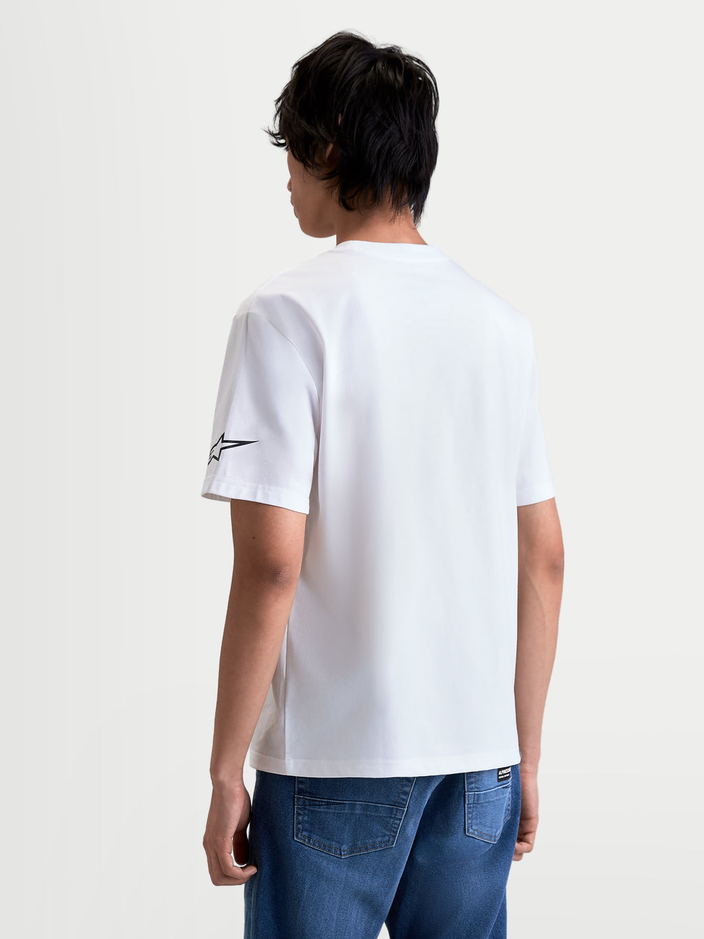 Alpinestars Camiseta Race Wordmark CSF, camiseta de mangas cortas de estilo casual, unisex, blanca y negra, mezcla de algodón y poliéster, vista posterior en modelo con el logotipo Ageless en la manga.