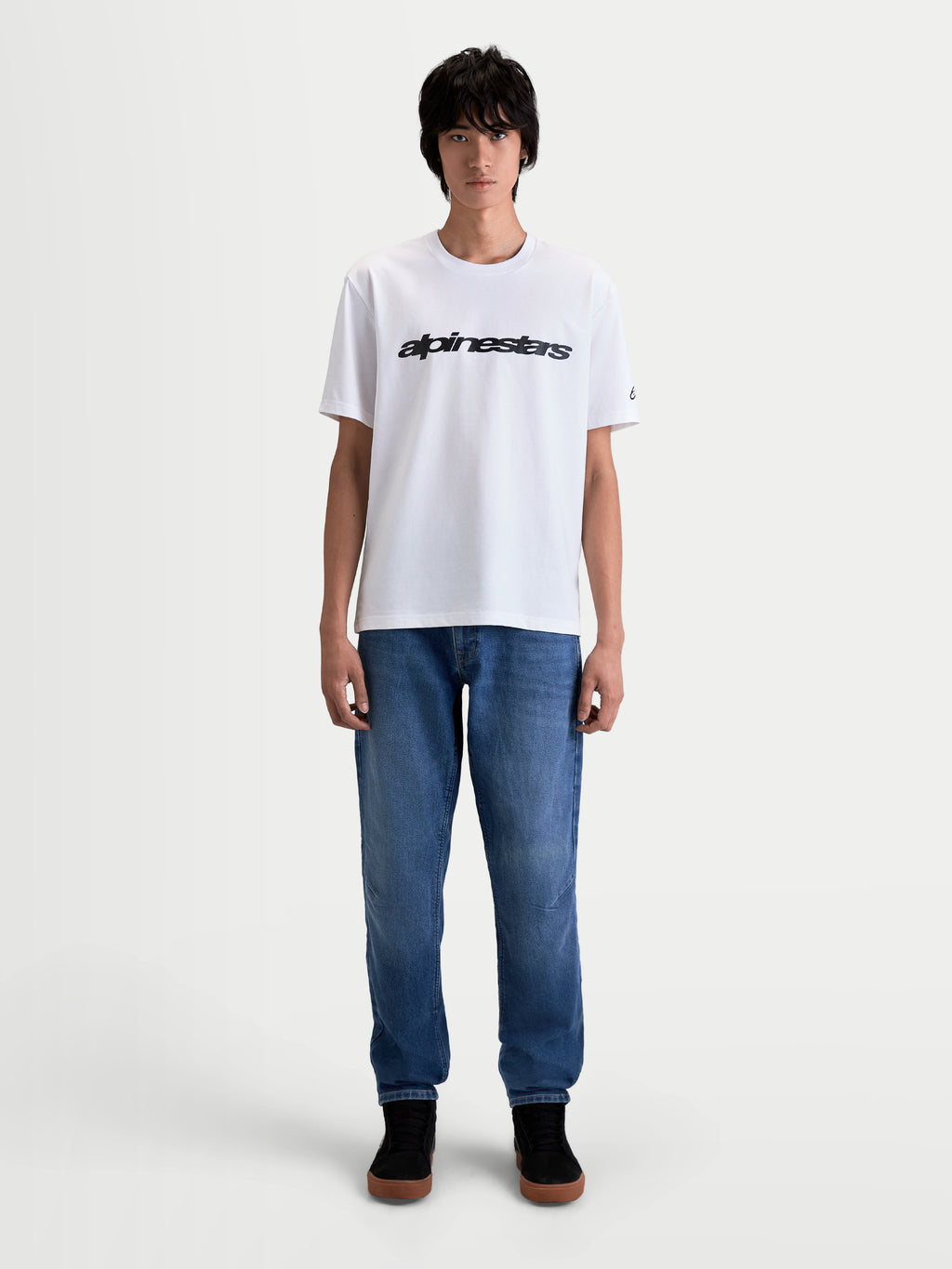 Alpinestars camiseta Race Wordmark CSF, camiseta de mangas cortas unisex, blanca y negra, mezcla de algodón y poliéster, ropa casual de estilo motorsport con logotipo frontal, vista frontal en modelo