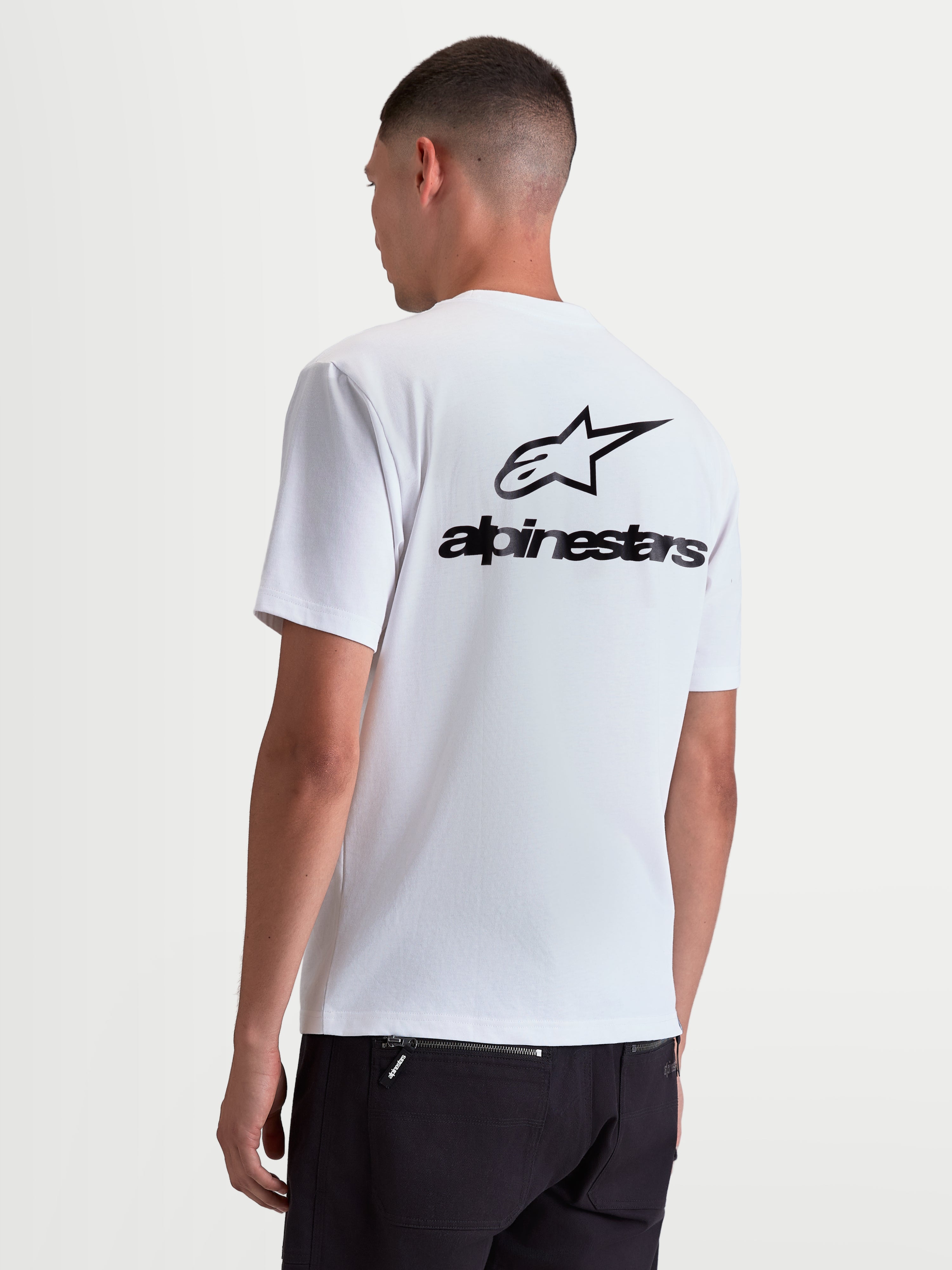 Alpinestars Camiseta Combo Back CSF, camiseta de mangas cortas de hombre, blanca con logotipo Astars negro grande en la espalda, vista posterior en modelo, estilo sportswear