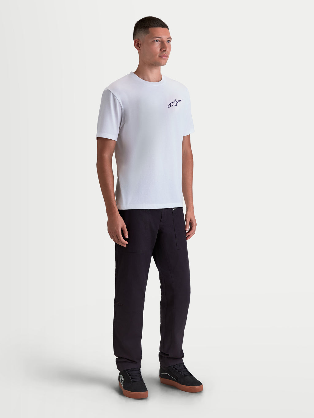 Alpinestars Combo Back CSF, camiseta de mangas cortas para hombre, blanca y negra, vista frontal en modelo con pequeño logotipo Astars en el pecho, mezcla de algodón y poliéster, estilo casual inspirado en el motorsport