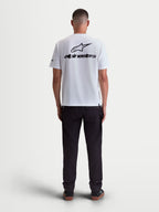 Alpinestars Combo Back CSF, camiseta de mangas cortas para hombre, blanca y negra, mezcla de algodón y poliéster, vista trasera en modelo con el logotipo Astars en la espalda, ropa deportiva de estilo casual
