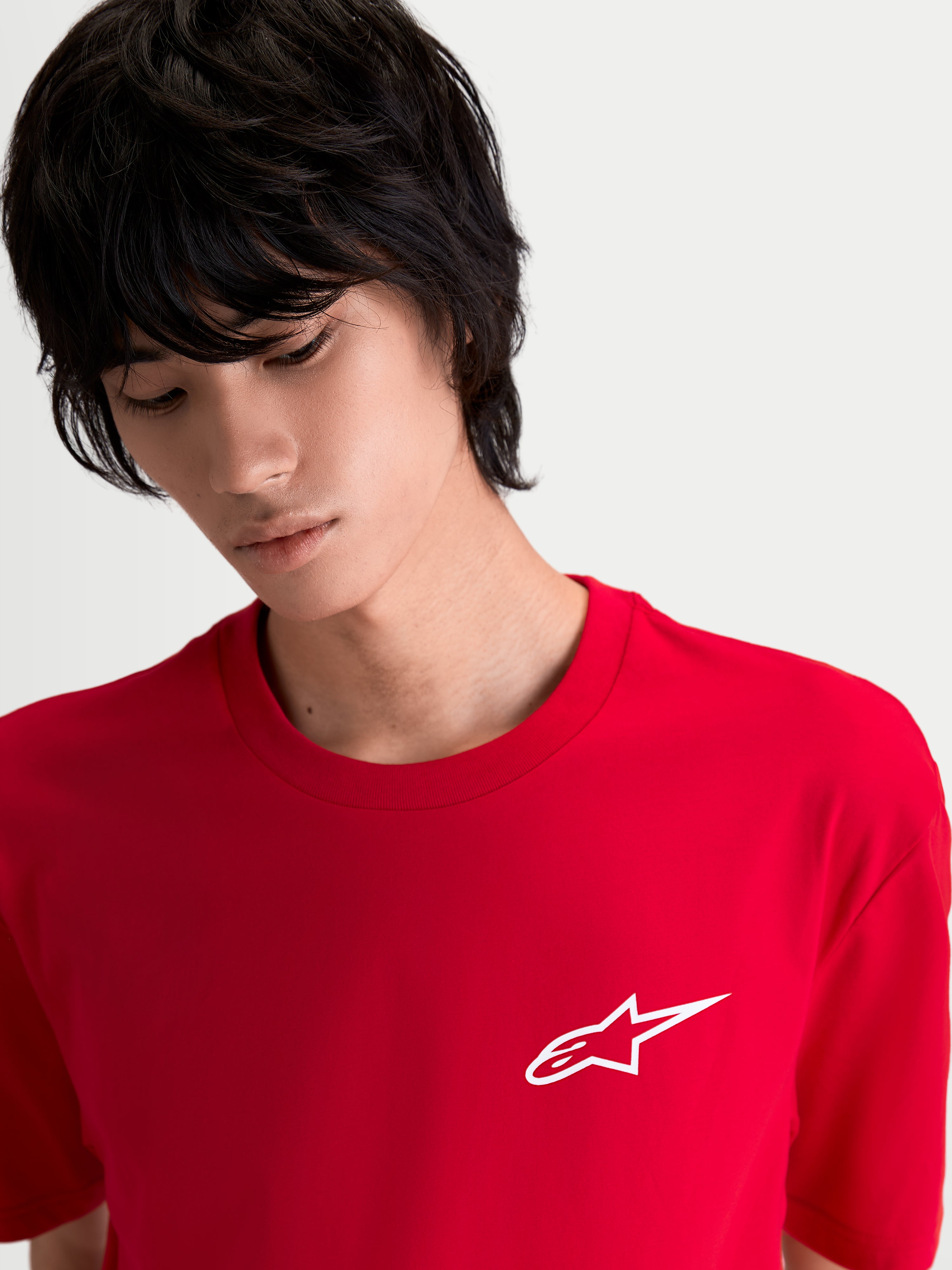 Alpinestars Combo Back CSF, camiseta de mangas cortas roja con logotipo Astars blanco pequeño en el pecho, confeccionada en mezcla de algodón y poliéster para un estilo sportswear diario, vista en modelo