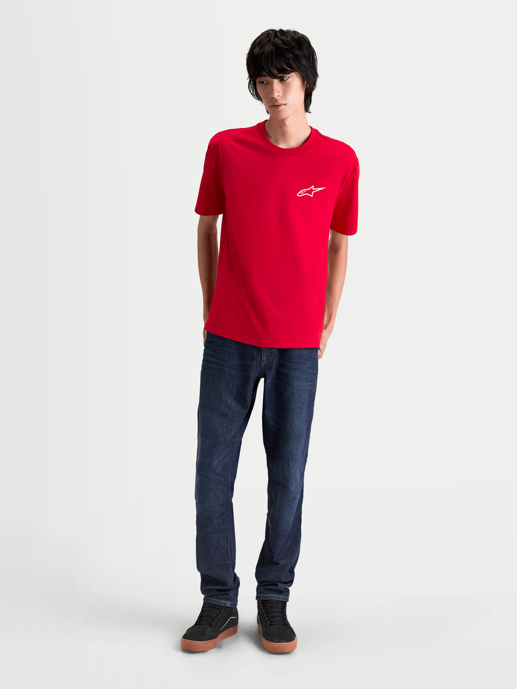 Alpinestars Combo Back CSF, camiseta de mangas cortas para hombre, roja con el logotipo Astars blanco en el pecho, prenda de estilo casual inspirado en el motorsport, mostrada en un modelo