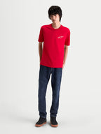 Alpinestars Combo Back CSF, camiseta de mangas cortas para hombre, roja con el logotipo Astars blanco en el pecho, prenda de estilo casual inspirado en el motorsport, mostrada en un modelo