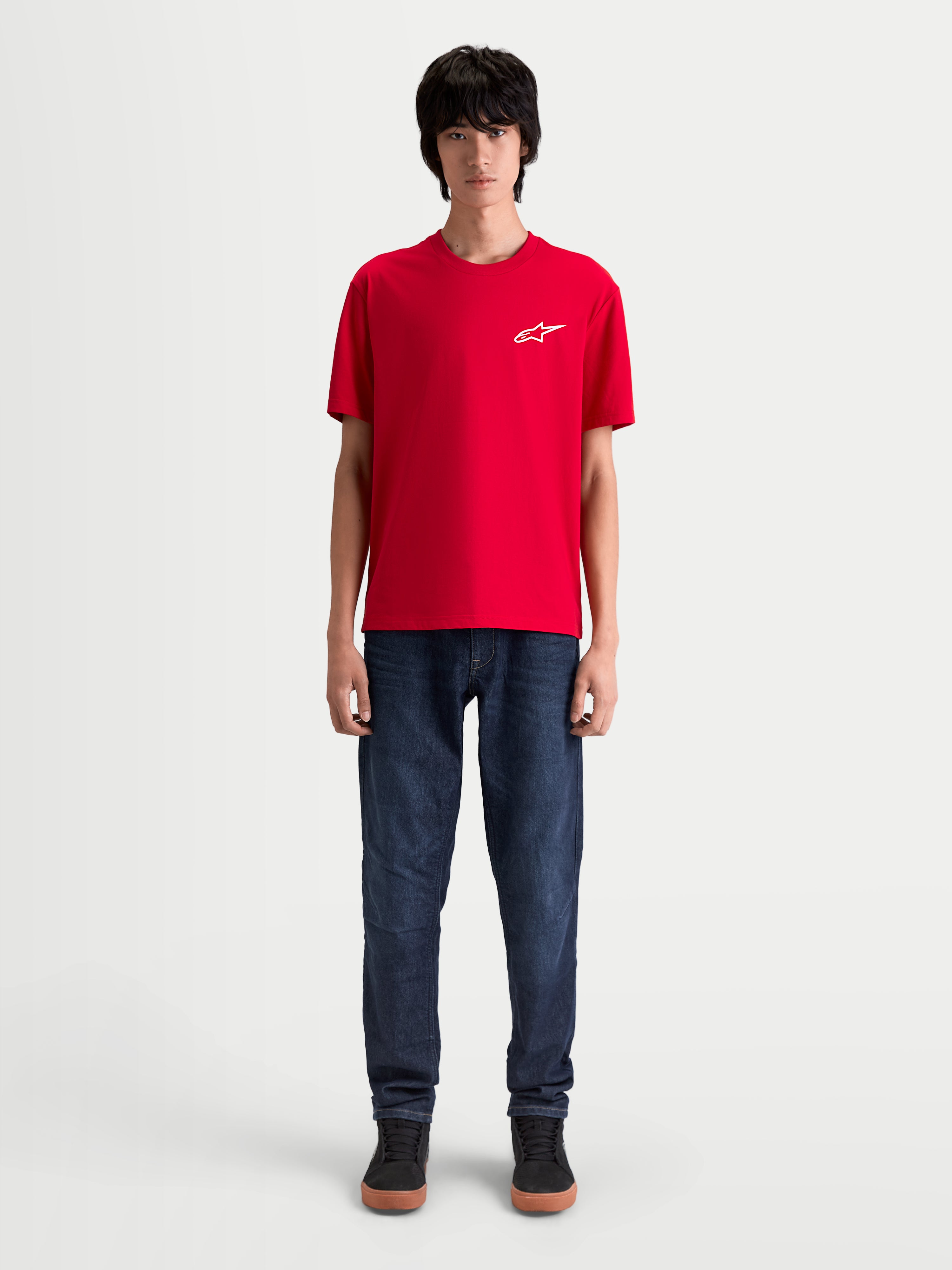 Alpinestars Camiseta Combo Back CSF, camiseta de mangas cortas para hombre, roja con logotipo Astars blanco en el pecho, mezcla de algodón y poliéster, vista frontal en modelo de estilo motorsport