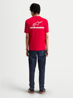 Alpinestars Camiseta Combo Back CSF, camiseta de mangas cortas roja con gran logotipo Astars y marca en blanco en la espalda, vista posterior en modelo, ropa deportiva de estilo motorsport casual