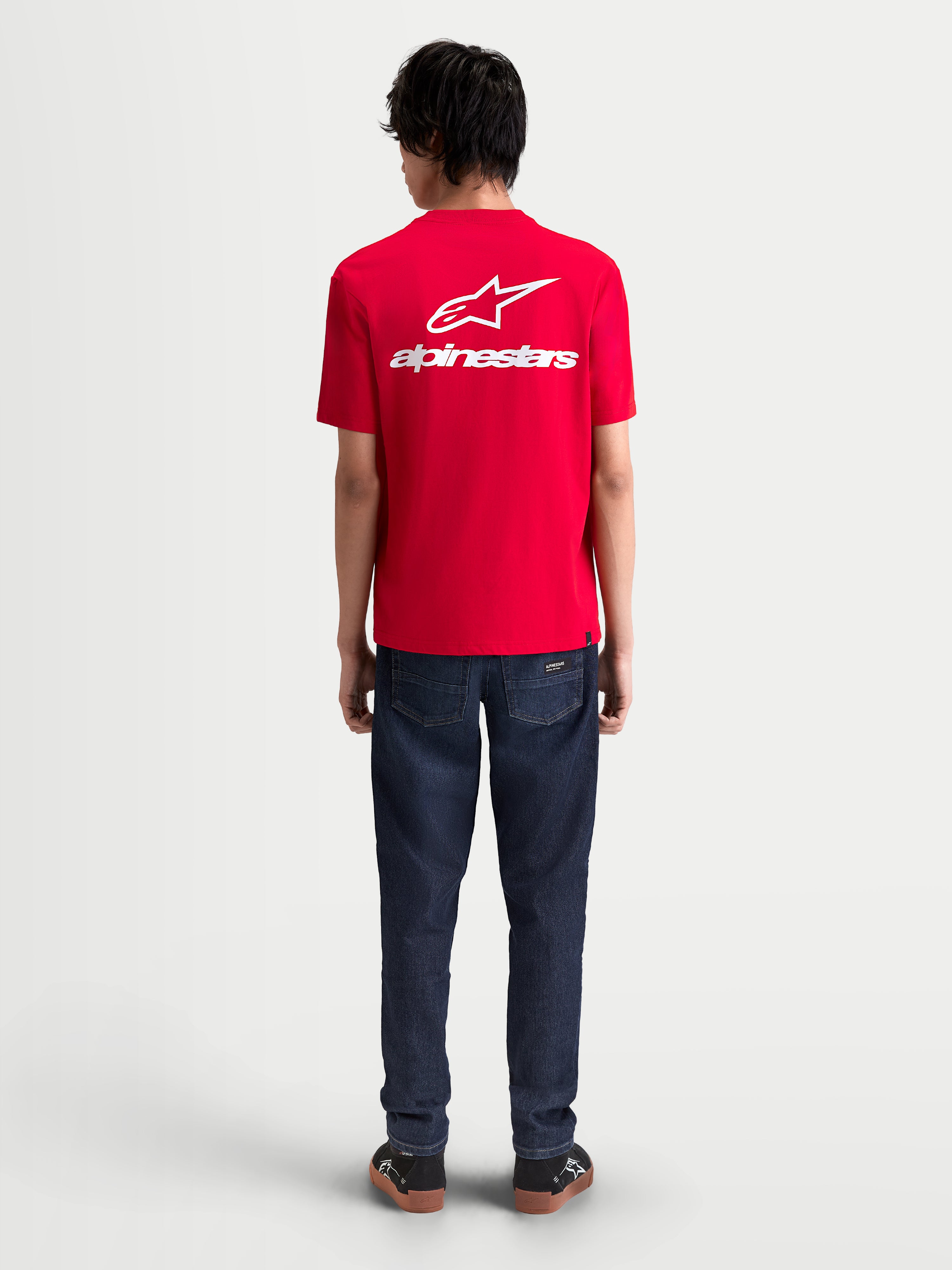 Alpinestars Camiseta Combo Back CSF, camiseta de mangas cortas roja con gran logotipo Astars y marca en blanco en la espalda, vista posterior en modelo, ropa deportiva de estilo motorsport casual