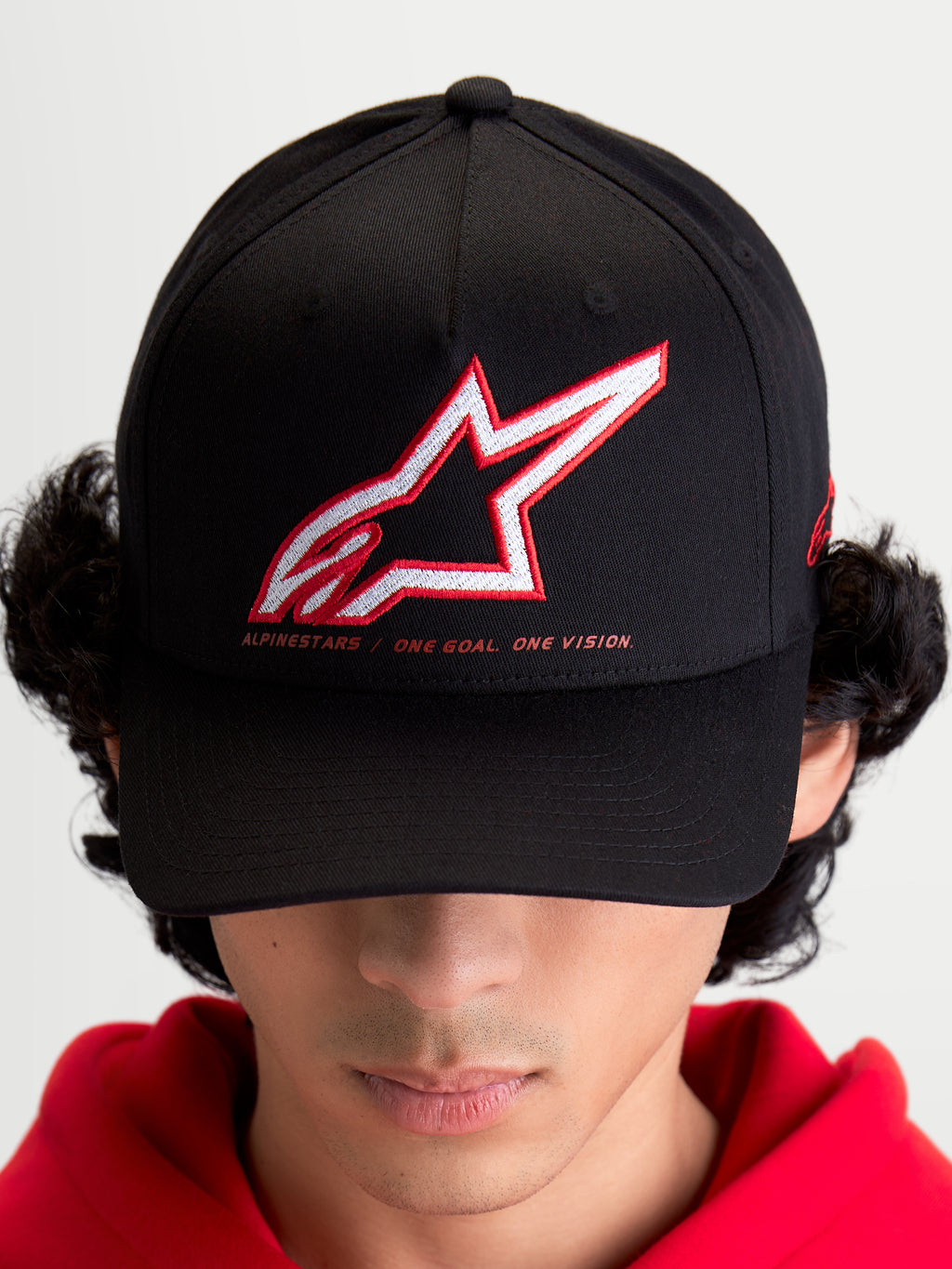 Alpinestars Gorra Lineout, gorra de béisbol de estilo sportswear para hombre y mujer, negra con logotipo Astars bordado en rojo y blanco y lema One Goal One Vision, visera curva y corona estructurada