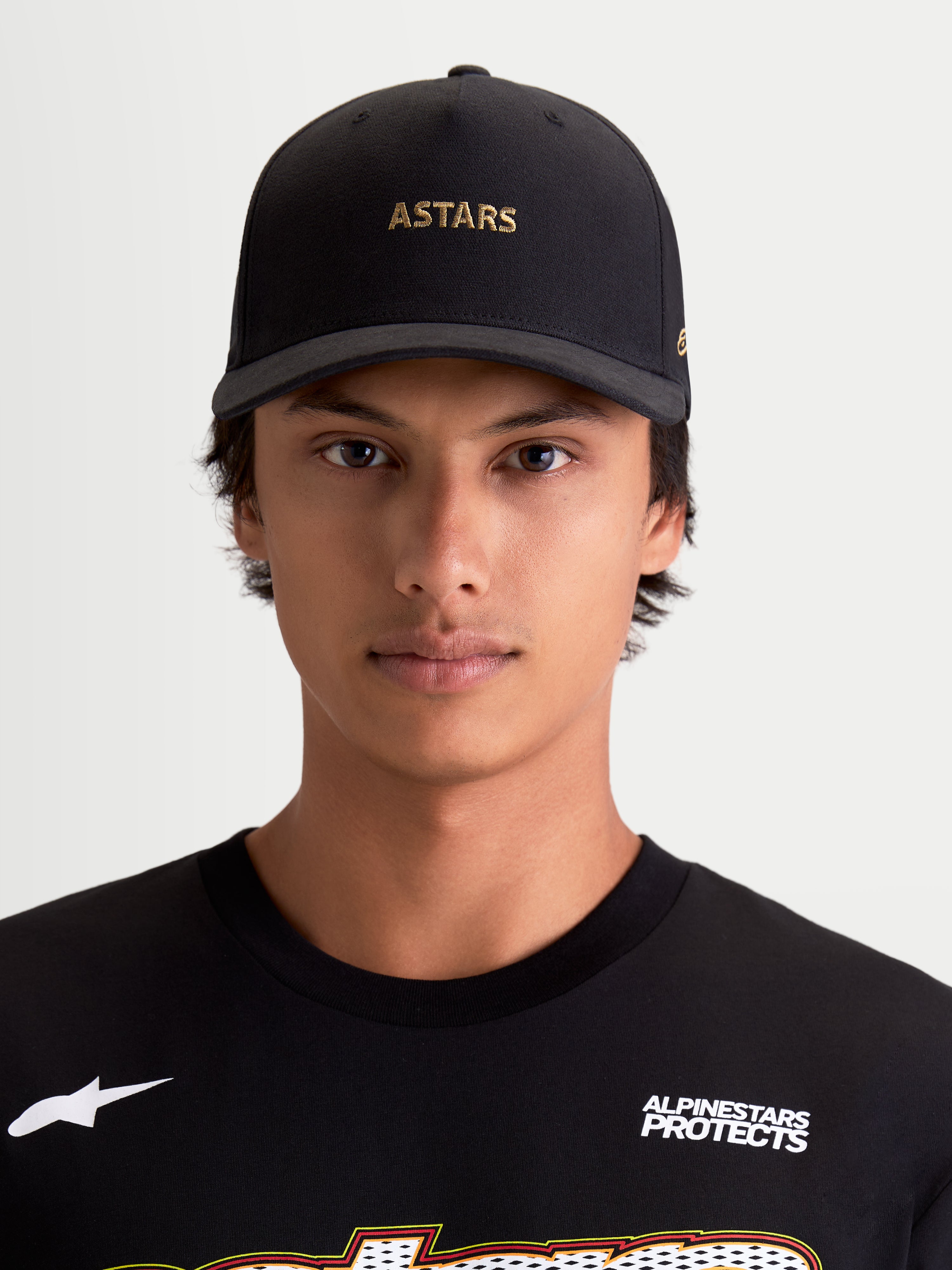 Alpinestars Gorra County Canvas, gorra de béisbol con visera curva para sportswear, negra con bordado del logotipo ASTARS en dorado, corona estructurada en tejido oxford peached, estilo casual en modelo