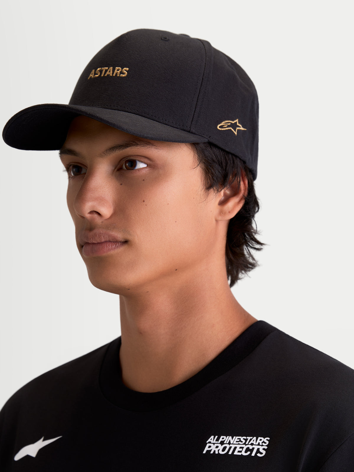 Alpinestars Gorra County Canvas, gorra de estilo sportswear para hombre, color negro con logotipos bordados en dorado, visera curva y corona estructurada, tejido Oxford peached, moda casual de inspiración motorsport