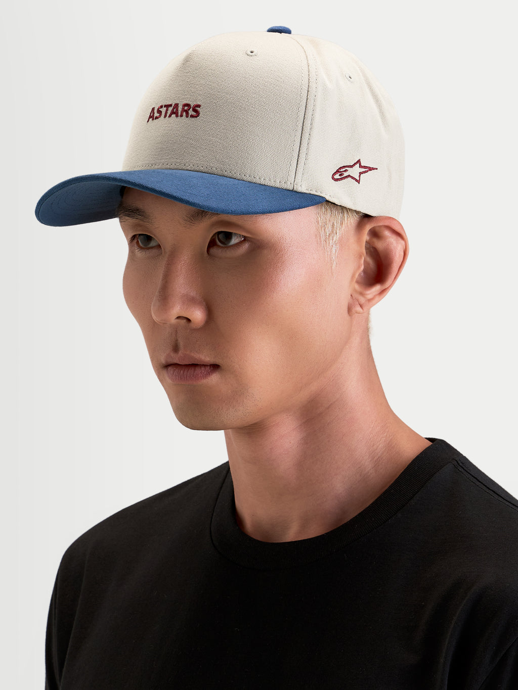 Gorra County Canvas Alpinestars, gorra sportswear arena y azul, visera curva y logotipo Astars bordado, vista en modelo