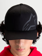 Alpinestars Gorra Maze, gorra de estilo sportswear inspirada en el motorsport, unisex, negra, tejido de sarga con corona estructurada, visera curva y logotipo Astars Corp Shift texturizado en el mismo tono, vista frontal en modelo.