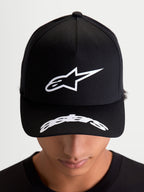 Alpinestars Gorra Arclight, gorra de béisbol de sportswear negra, vista frontal en modelo con logotipo Astars blanco en relieve sobre corona estructurada y logotipo curvado en la visera, estilo casual de motorsport