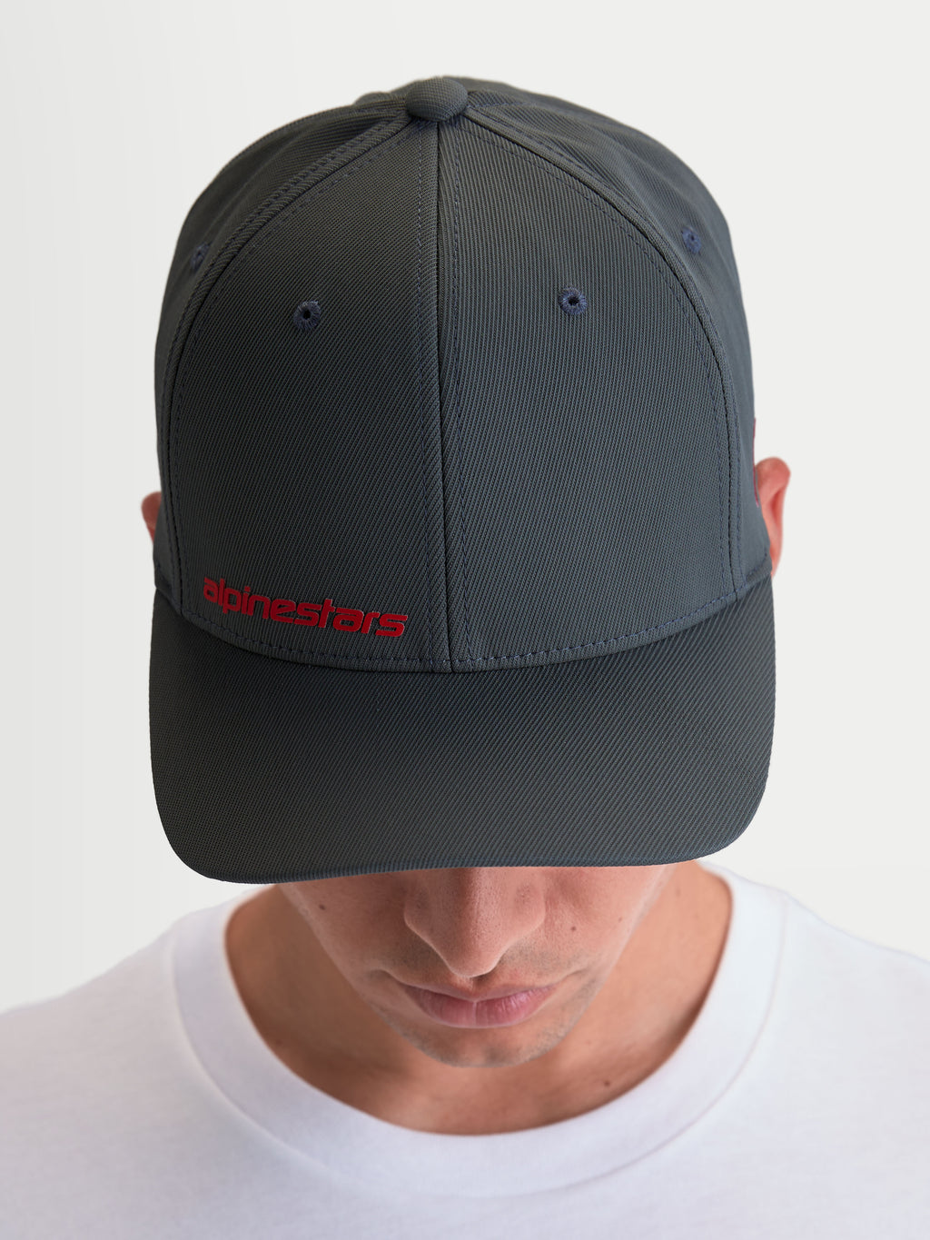 Alpinestars Gorro Points, gorra sportswear para hombre con visera curva, gris oscuro con logotipo Alpinestars en rojo, construcción ligera de nylon tactel, ropa casual de motorsport