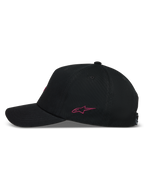 Alpinestars Explorer Strapback Gorro, vista lateral de una gorra negra de sarga con logotipo rosa bordado y visera curva.