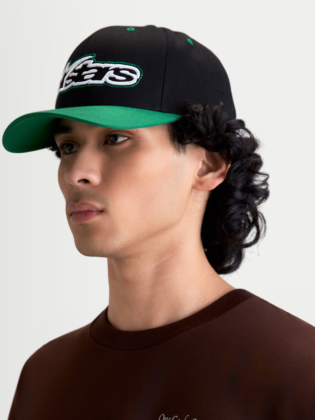 Alpinestars Gorra Retro Snapback, gorra de estilo casual y deportivo para hombre, negra y verde, con visera curva, corona estructurada y logotipo Astars bordado con pespunte verde, confeccionada en sarga de algodón de alta calidad