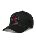 Alpinestars Acme Snapback, gorra de sarga negra con parche bordado granate, visera curva y ribete de cuerda
