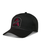 Alpinestars Acme Snapback, gorra de sarga negra con parche bordado granate, visera curva y ribete de cuerda