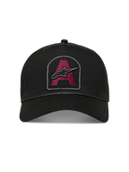 Alpinestars Acme Snapback, gorra de sarga negra con parche bordado de logotipo Astars en rojo oscuro, visera curva y detalle de ribete de cuerda