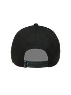 Alpinestars Acme Snapback Gorro, gorra negra de sarga, vista posterior con cierre snapback ajustable y pequeña etiqueta con el logotipo de Astars, ropa deportiva