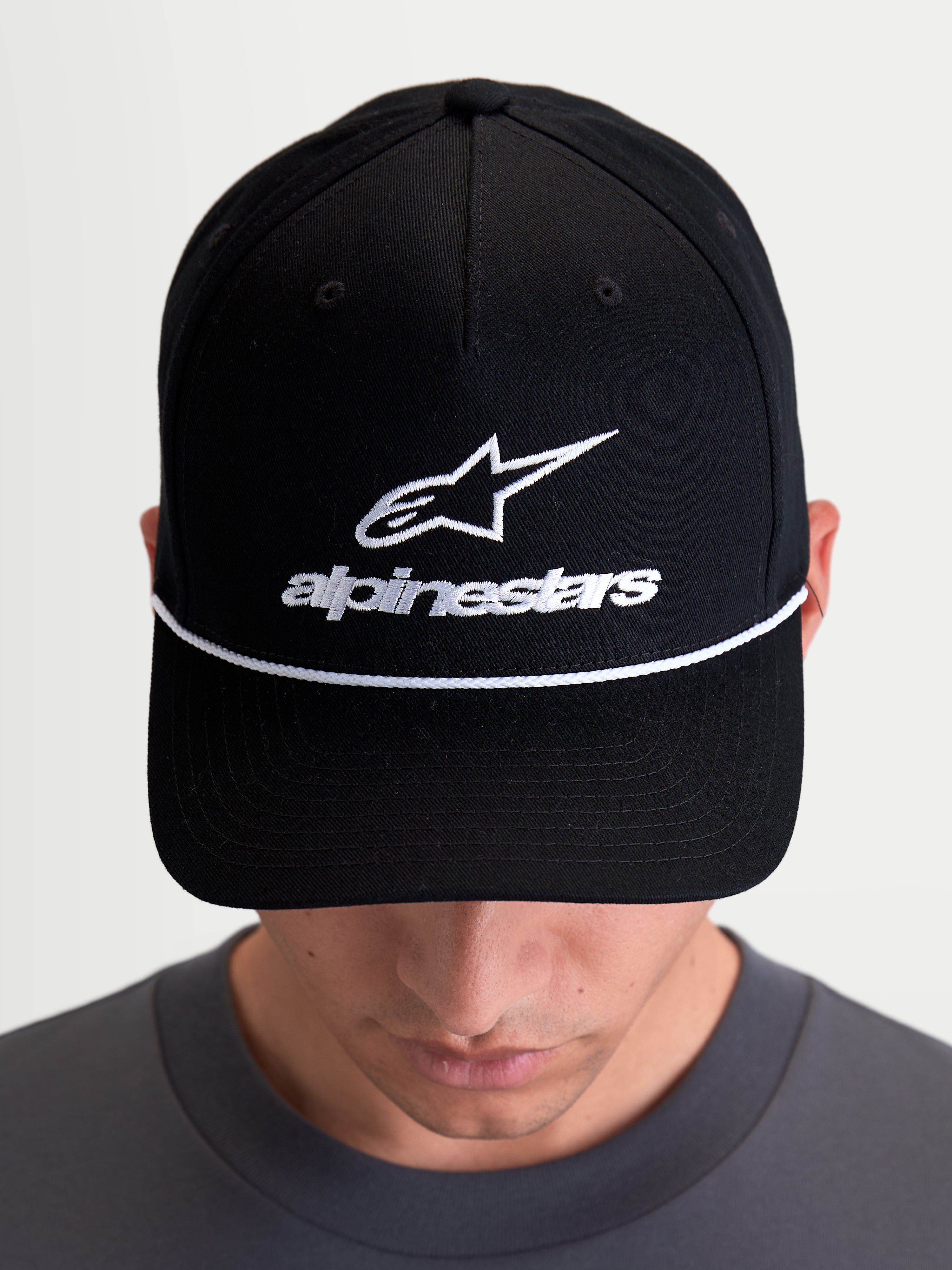 Alpinestars Gorra Combo Logo Snapback, gorra de estilo motorsport y casual, unisex, negra y blanca, con logotipo Astars bordado y cordón decorativo blanco en la visera curva, construcción de sarga de algodón premium.