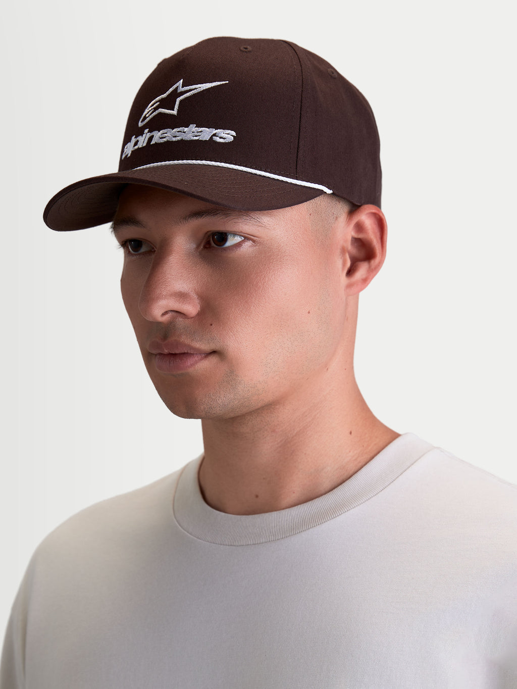 Alpinestars Gorra Combo Logo Snapback, gorra casual de estilo sportswear para hombre, marrón con logotipo bordado y detalle de cuerda en blanco, visera curva y corona estructurada, confeccionada en algodón