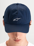 Alpinestars Gorra Dylan Dad, gorra deportiva casual azul de sarga con visera curva y logo Astars bordado en blanco, vista frontal en modelo
