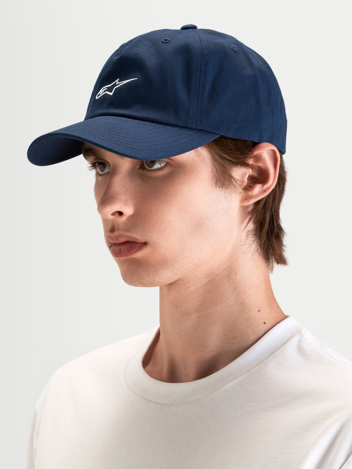 Gorra Gorra Dylan Dad Alpinestars, gorra estilo dad hat informal para sportswear, azul marino, visera curva y bordado del logo Astars en blanco, vista en modelo