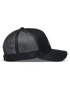 Alpinestars Augment, gorra negra con visera curva, corona estructurada, frontal de sarga y malla trasera de diamante.