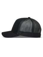 Alpinestars Augment Gorra, vista lateral negra con frontal de sarga, visera curva y malla de diamante transpirable.
