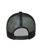Alpinestars Hemmings, gorra negra tipo trucker, vista trasera con paneles de malla de poliéster transpirable y cierre ajustable a presión