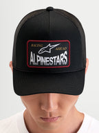 Gorra Hemmings Alpinestars, gorra trucker sportswear con parche frontal tejido del logotipo, negra, vista frontal en modelo