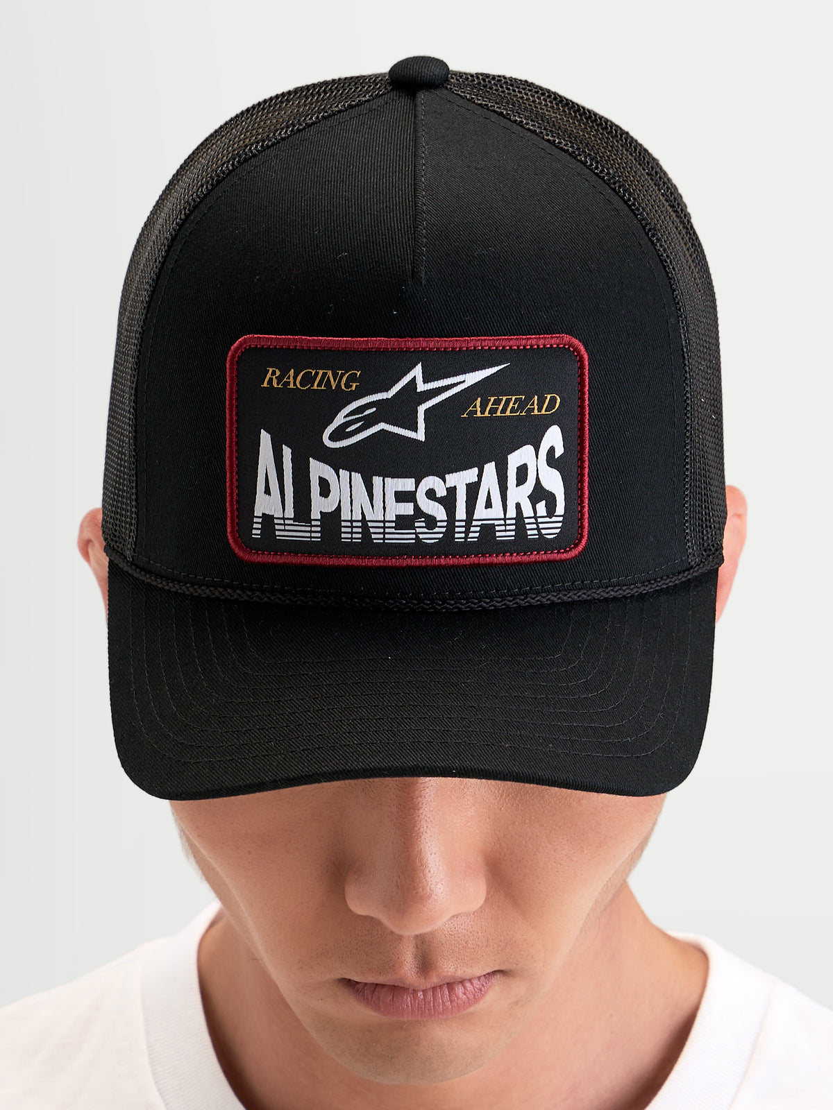 Gorra Hemmings Alpinestars, gorra trucker sportswear con parche frontal tejido del logotipo, negra, vista frontal en modelo