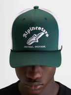 Alpinestars Gorra Baron, gorra trucker casual, verde y blanca, con visera curva, frontal de sarga estructurada y parte trasera de malla transpirable, vista frontal en modelo