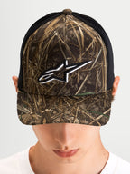 Gorra Thicket Realtree Alpinestars, gorra trucker sportswear con estampado de camuflaje Realtree y negro, visera curvada, corona estructurada y logo Astars bordado en blanco en el modelo