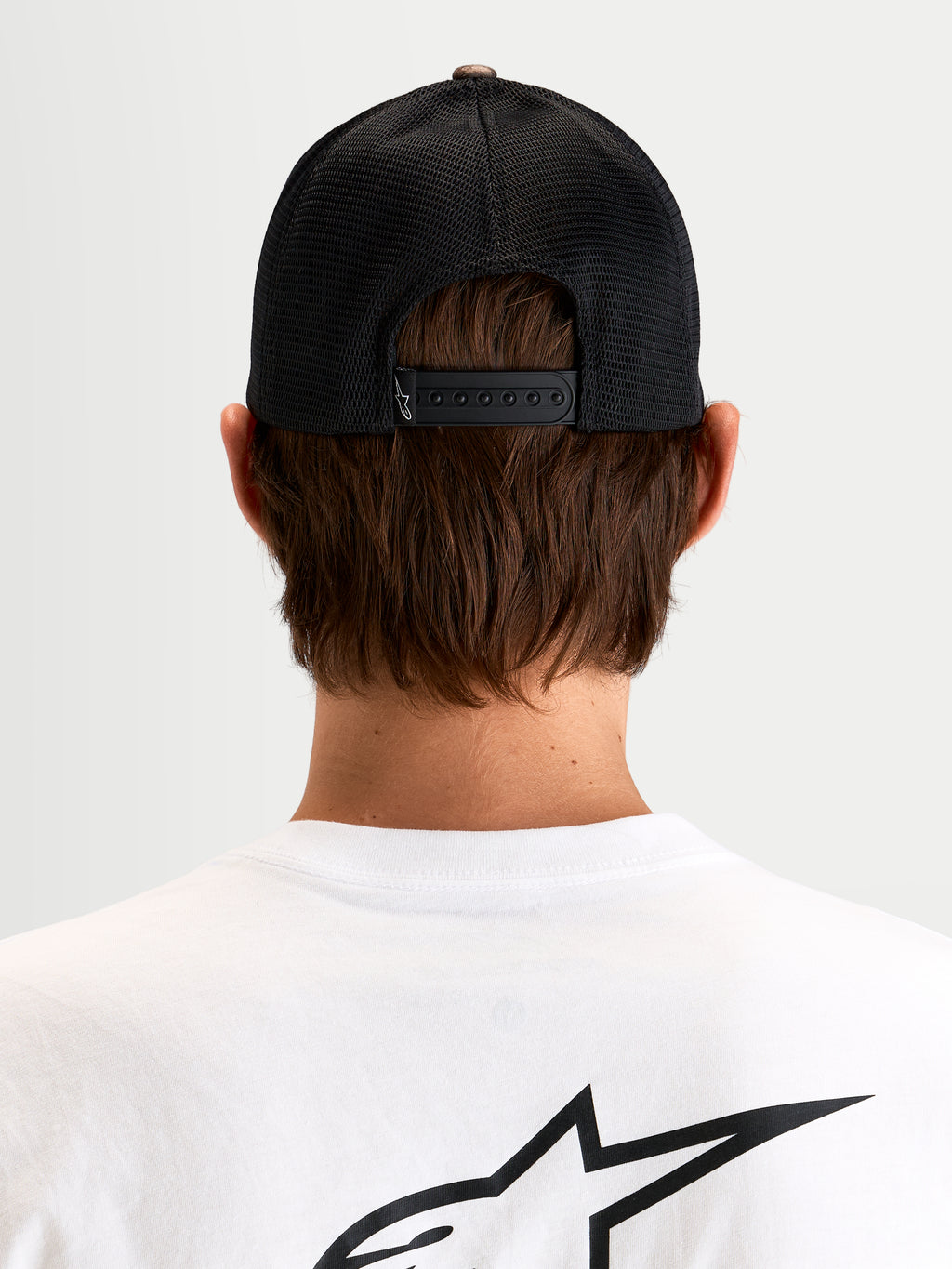Alpinestars gorra Thicket Realtree, gorra tipo trucker sportswear, malla trasera negra, vista trasera que muestra el cierre snapback ajustable y el logotipo de Astars bordado en un modelo
