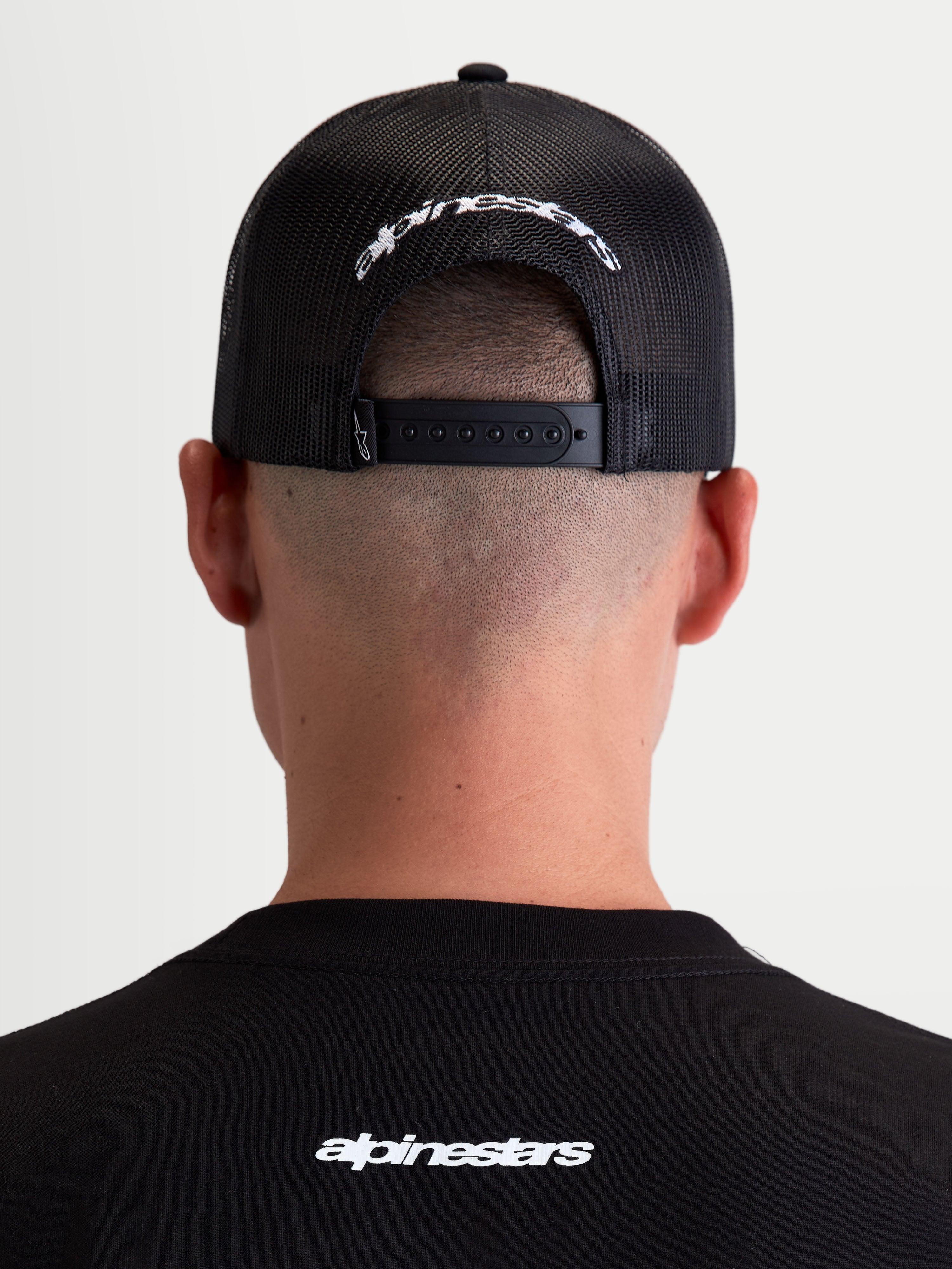Alpinestars Gorra Meteorite, gorra tipo trucker para uso casual, negra y blanca, con panel trasero de malla, cierre snapback ajustable y logotipo bordado en la parte trasera, vista posterior