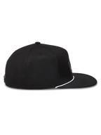 Alpinestars Label Snapback, gorra negra de visera plana con corona estructurada y detalle de cordón blanco, perfil lateral.
