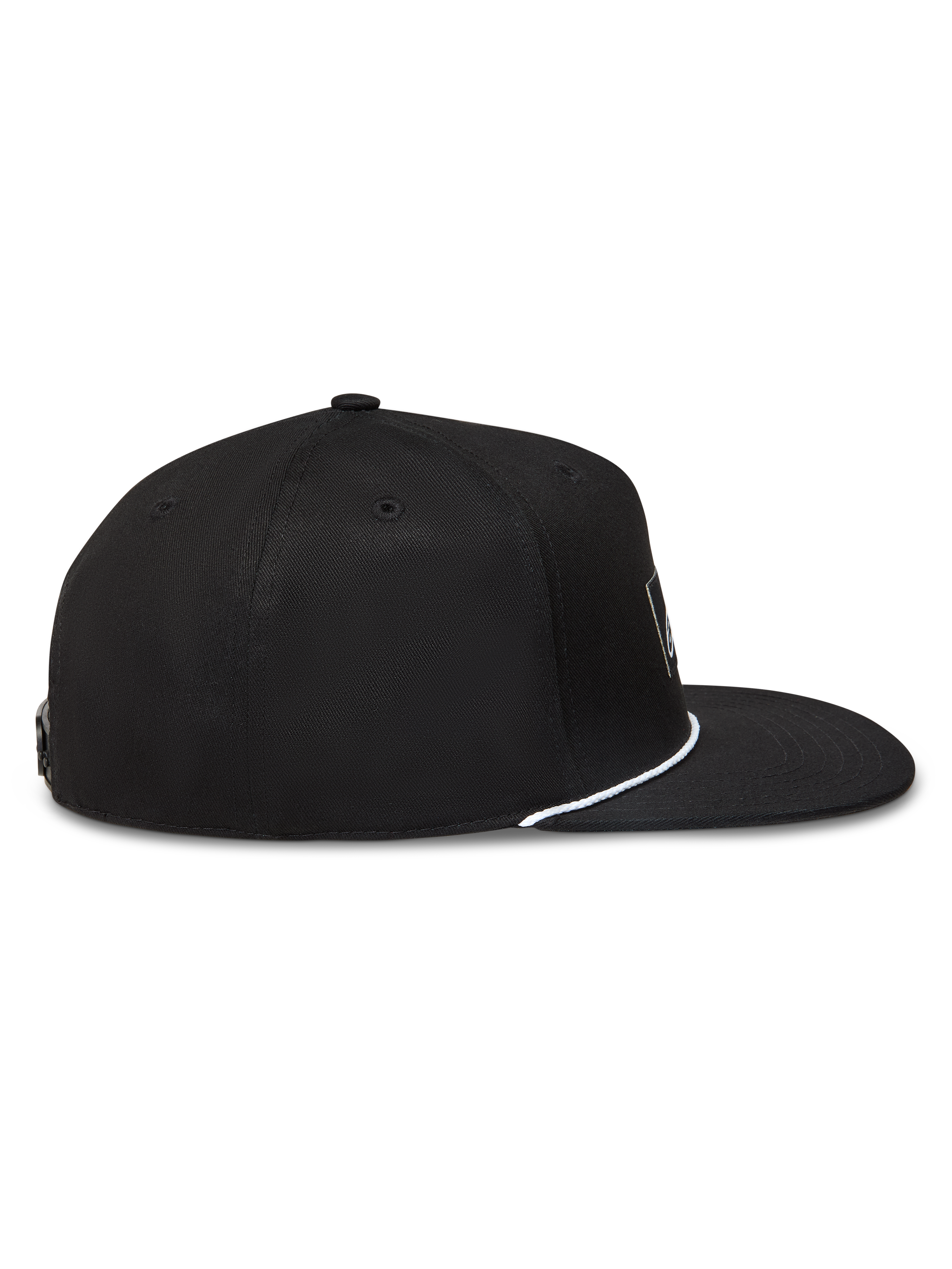 Alpinestars Label Snapback, gorra negra de visera plana con corona estructurada y detalle de cordón blanco, perfil lateral.