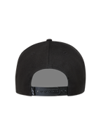 Alpinestars Label Snapback, gorra negra de sarga con cierre ajustable y etiqueta de logotipo Astars, vista trasera