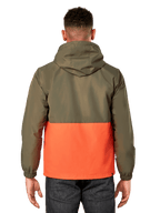 Chaqueta Cortavientos Alpinestars Speeder, cortavientos ligero con capucha, diseño de bloques de color verde militar y naranja, vista posterior que muestra la capucha y los puños elásticos, estilo deportivo casual